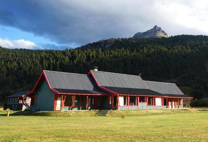 Hostel La Pilarica River & Mountain Lodge