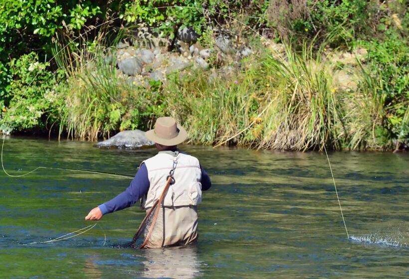 Hostel La Pilarica River & Mountain Lodge