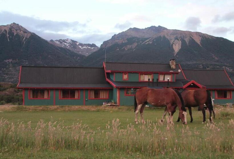 Hostel La Pilarica River & Mountain Lodge