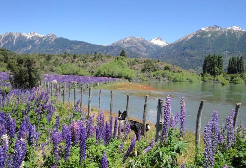 Hostel La Pilarica River & Mountain Lodge