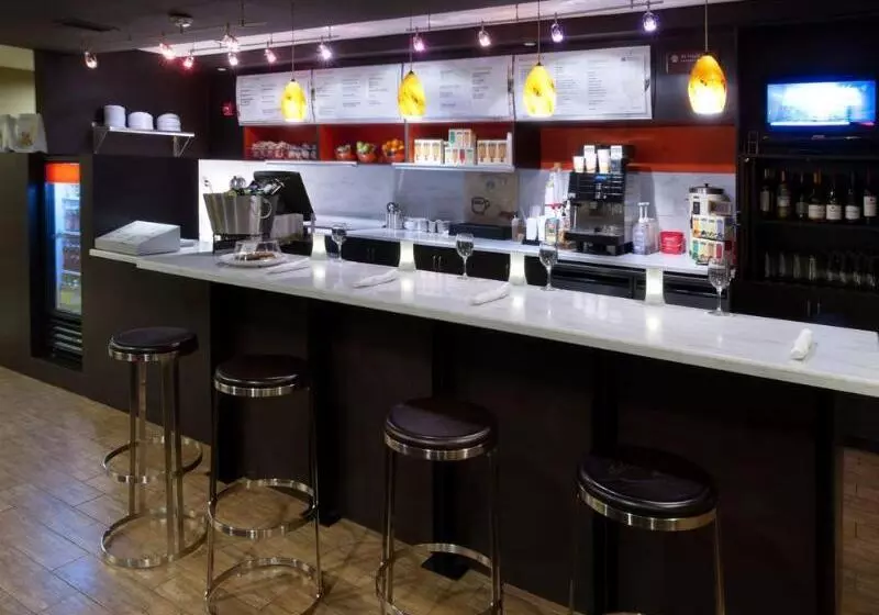 هتل Courtyard By Marriott Pensacola