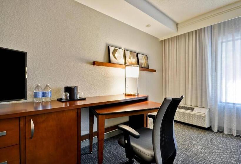 Отель Courtyard Dallas Medical Market Center