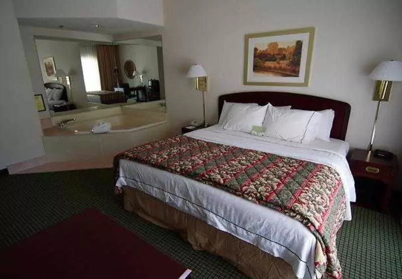 Отель Courtyard By Marriott Tulsa Central
