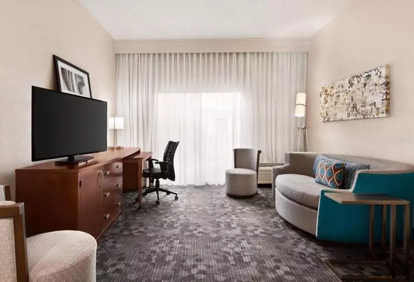 Отель Courtyard By Marriott Tulsa Central