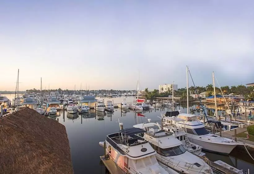 هتل Cove Inn On Naples Bay