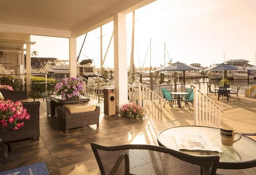 هتل Cove Inn On Naples Bay