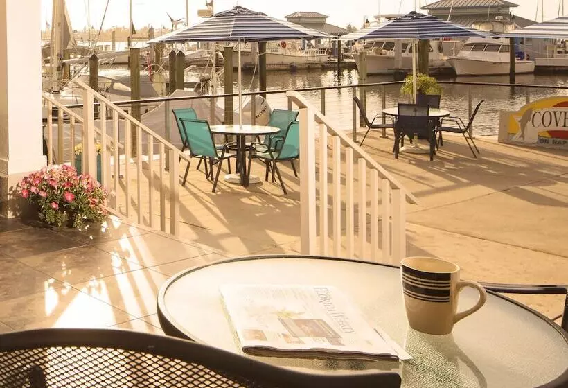 هتل Cove Inn On Naples Bay