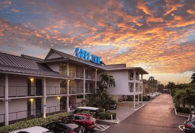 هتل Cove Inn On Naples Bay
