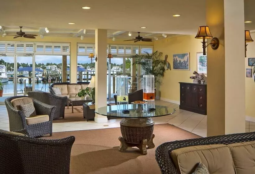 هتل Cove Inn On Naples Bay