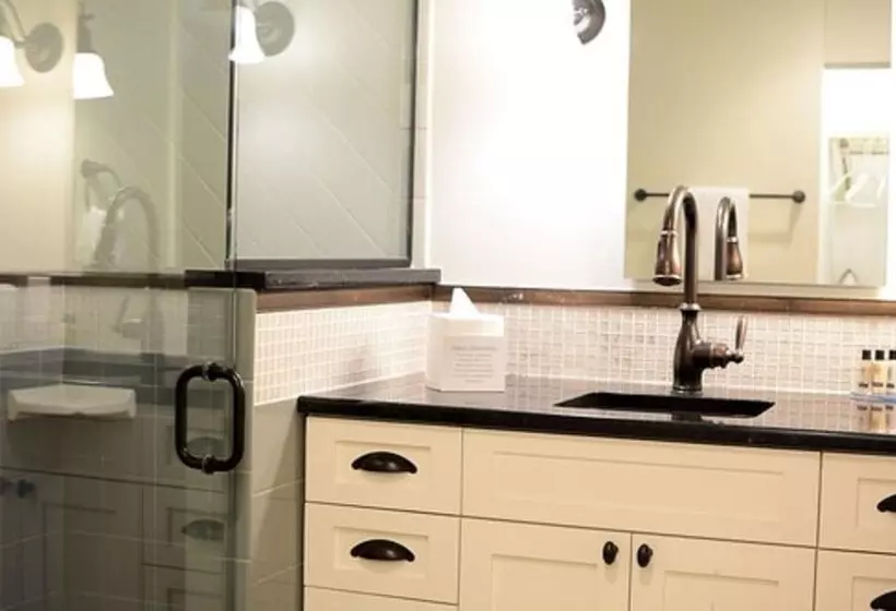 هتل Cove Inn On Naples Bay