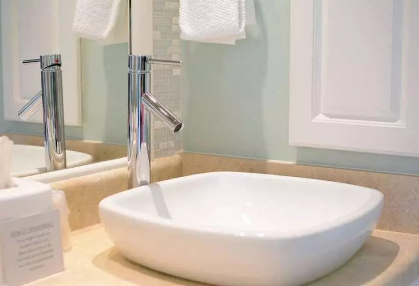 هتل Cove Inn On Naples Bay