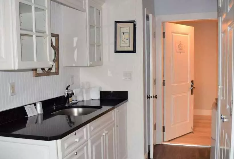 هتل Cove Inn On Naples Bay