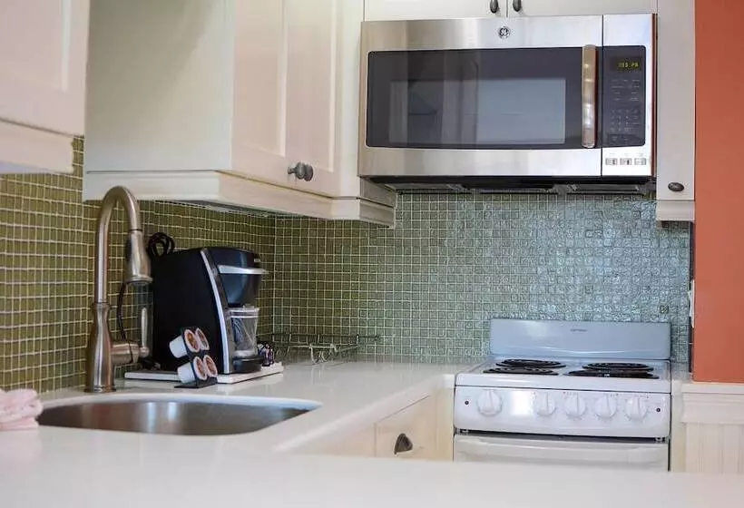 هتل Cove Inn On Naples Bay