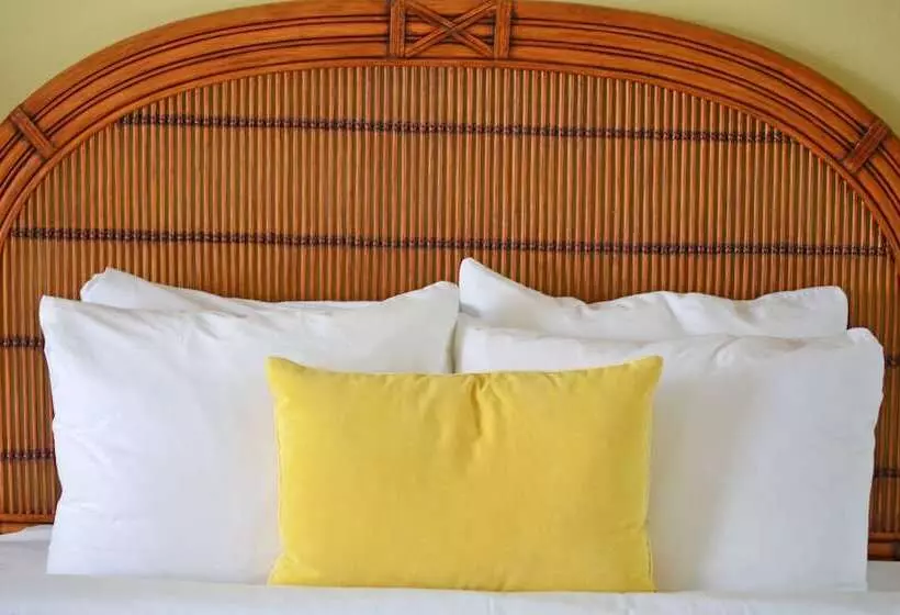 هتل Cove Inn On Naples Bay