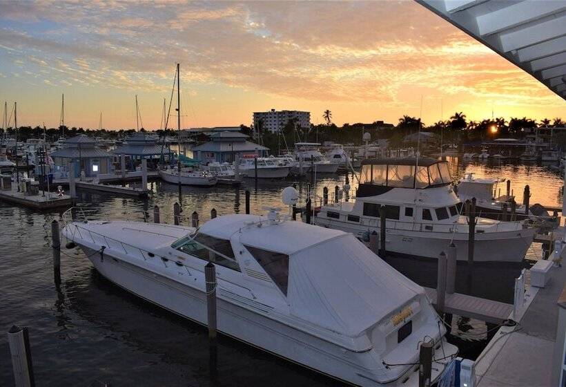 فندق Cove Inn On Naples Bay