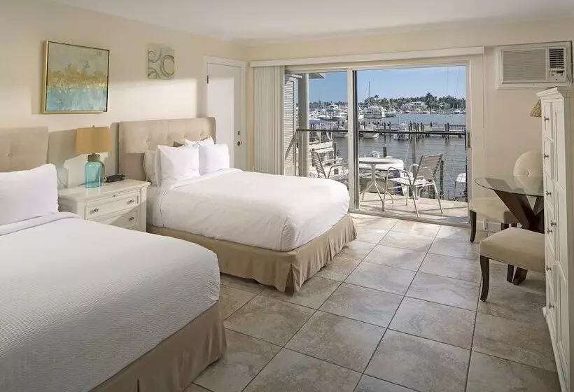 هتل Cove Inn On Naples Bay