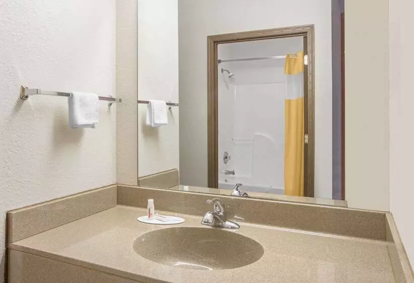 Отель Days Inn By Wyndham Butler