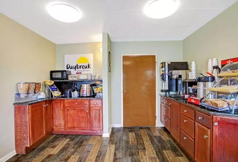 Отель Days Inn By Wyndham Clarksville Tn