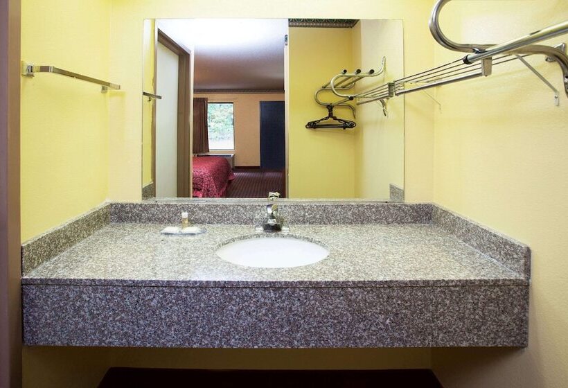 Отель Days Inn By Wyndham Covington