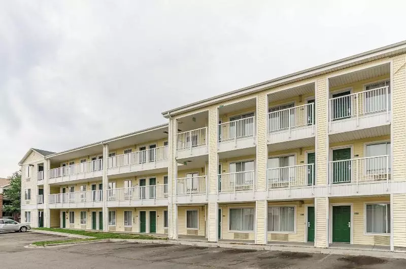 Отель Hometowne Studios By Red Roof Denver Glendale/ Cherry Creek