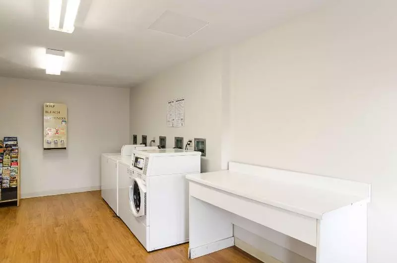 Отель Hometowne Studios By Red Roof Denver Glendale/ Cherry Creek