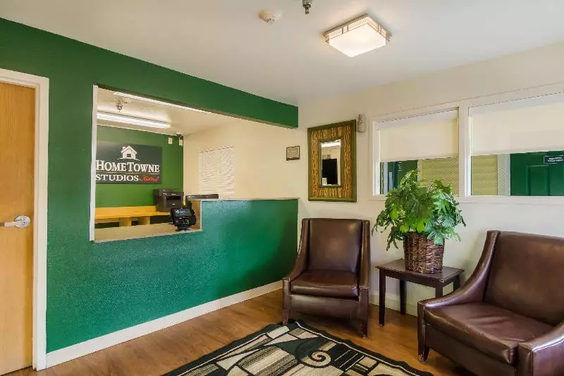 Отель Hometowne Studios By Red Roof Denver Glendale/ Cherry Creek