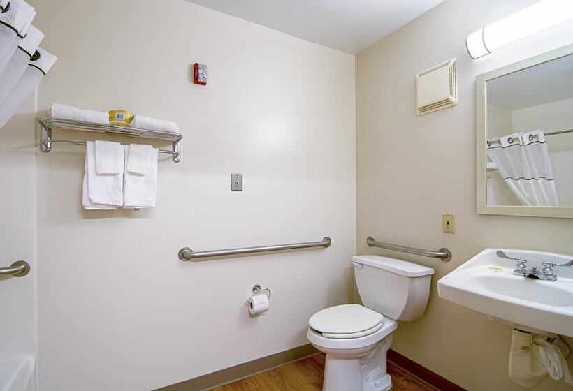 Отель Hometowne Studios By Red Roof Chicago Waukegan