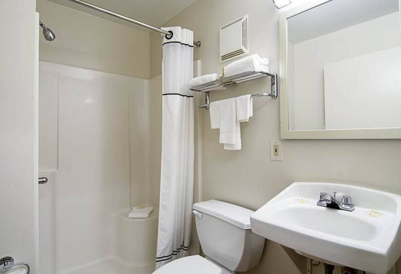 Отель Hometowne Studios By Red Roof Chicago Waukegan