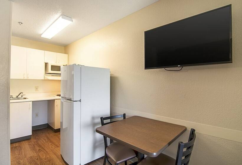 Отель Hometowne Studios By Red Roof Chicago Waukegan