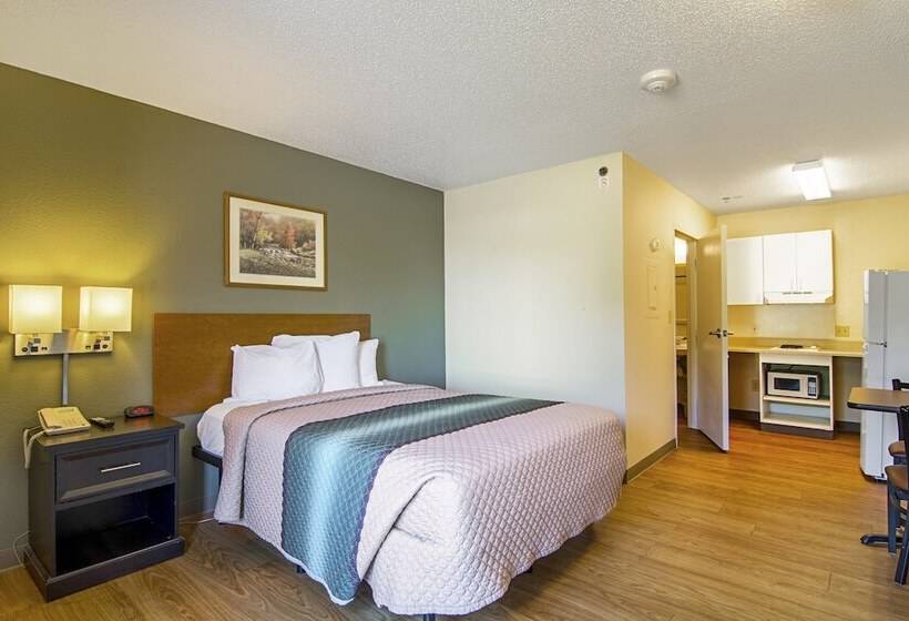 Отель Hometowne Studios By Red Roof Chicago Waukegan