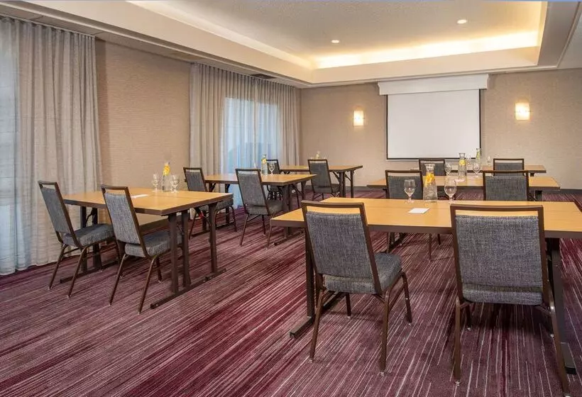 Отель Sonesta Select Allentown Bethlehem Airport