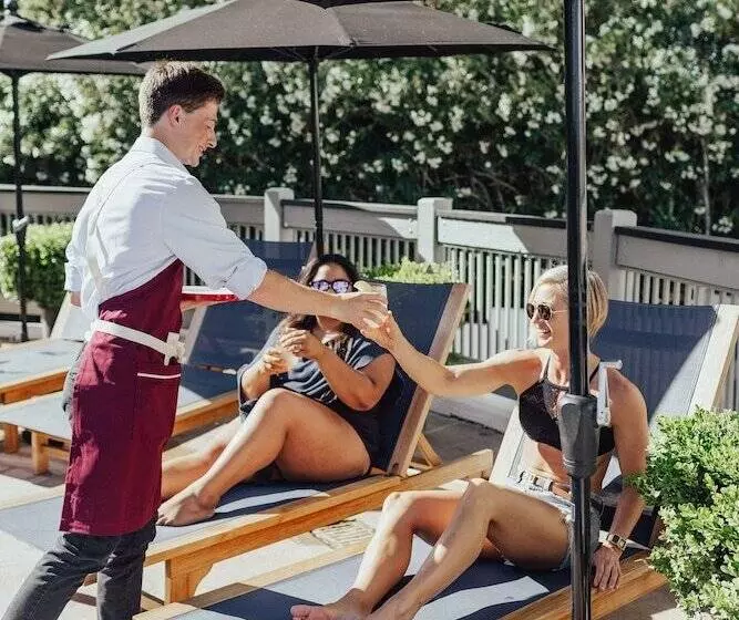 Vinland Hotel And Lounge