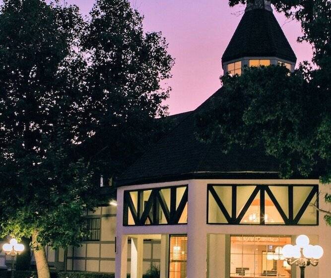 Vinland Hotel And Lounge