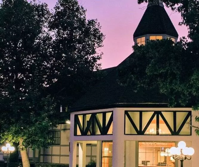 Vinland Hotel And Lounge