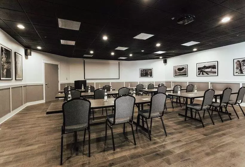 Vinland Hotel And Lounge