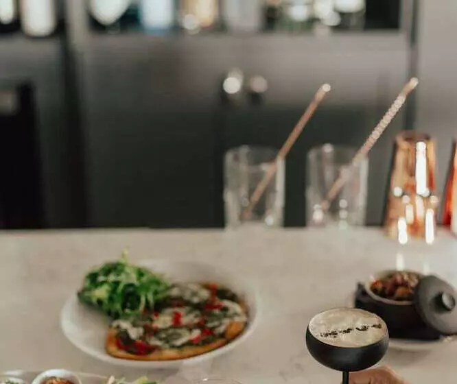 Vinland Hotel And Lounge