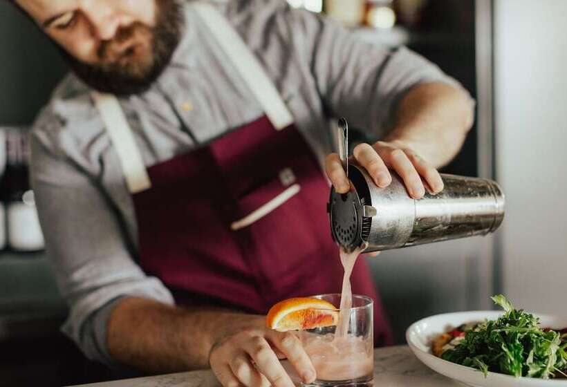 Vinland Hotel And Lounge