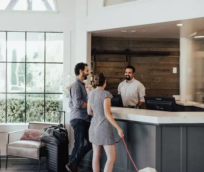 Vinland Hotel And Lounge