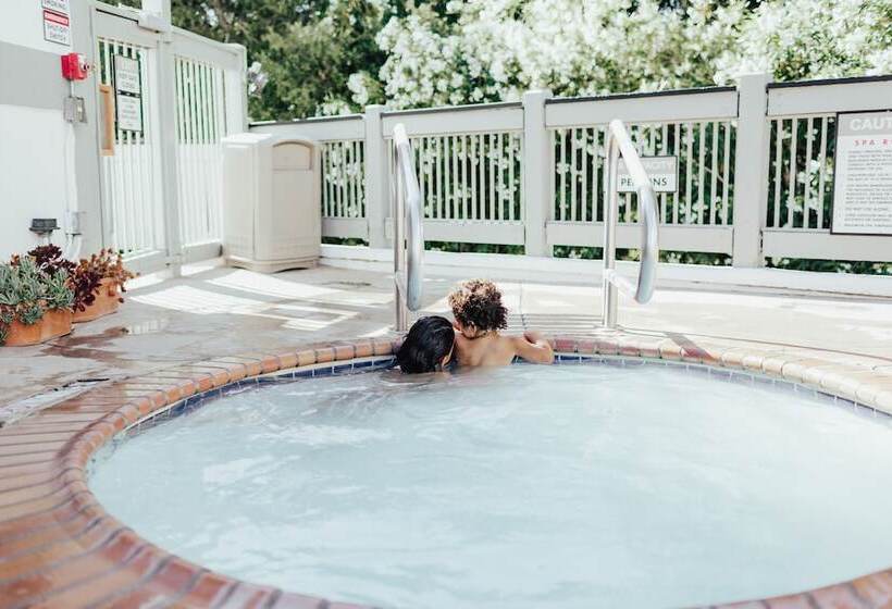 Vinland Hotel And Lounge