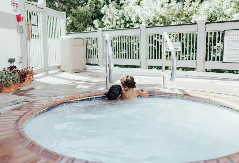 Vinland Hotel And Lounge