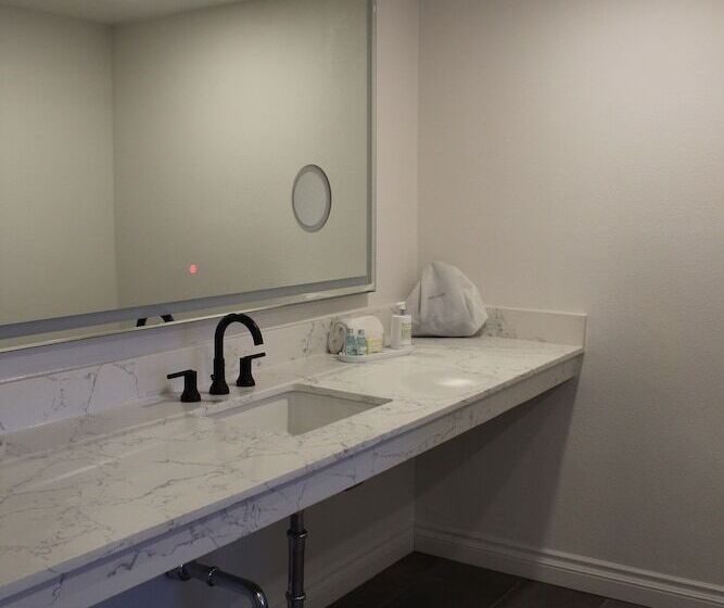 Vinland Hotel And Lounge