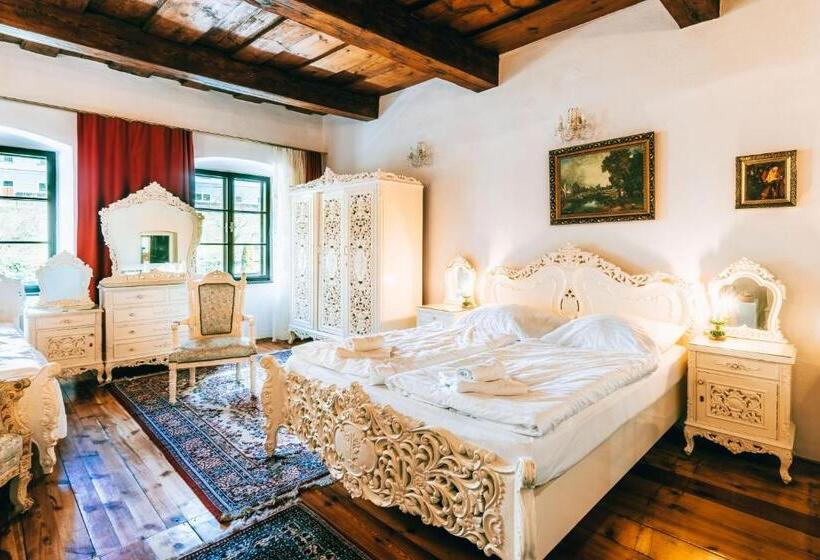 פנסיון Leylaria