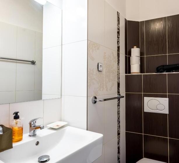 פנסיון Leylaria