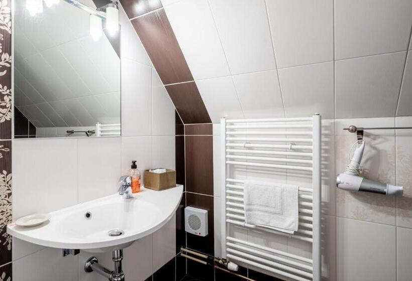 פנסיון Leylaria