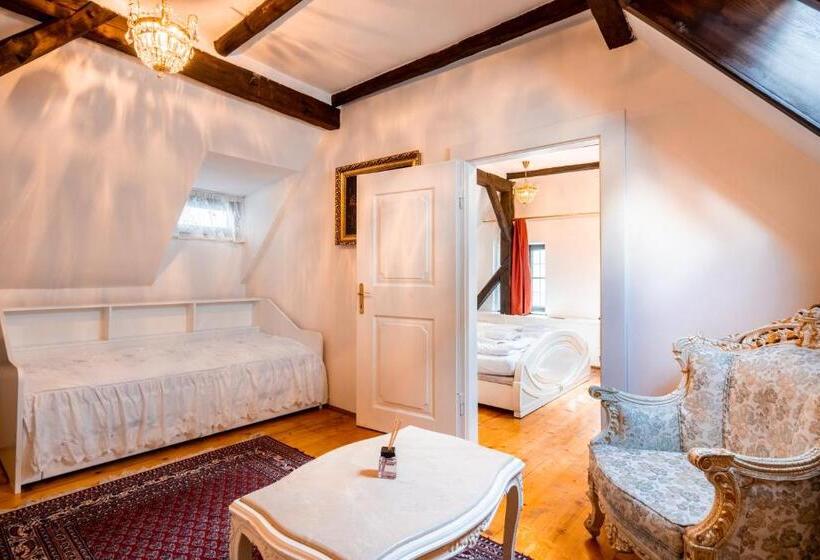 פנסיון Leylaria