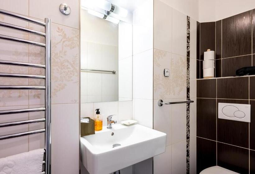 פנסיון Leylaria