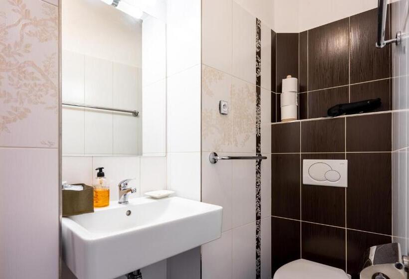 פנסיון Leylaria