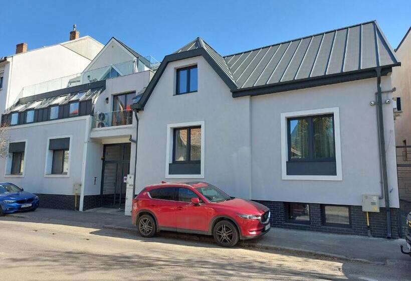 Отель Mandarin Premium Apartments