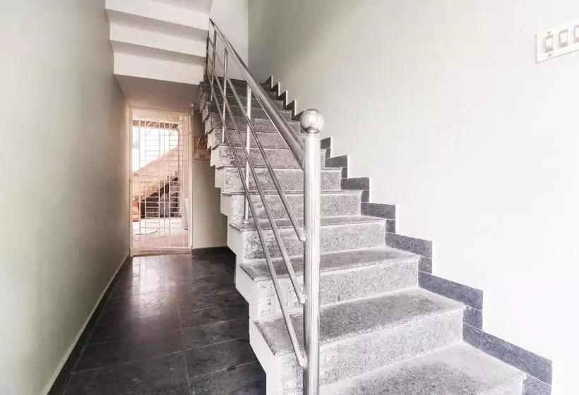 Hotelli Oyo 61146 Sivam Complex