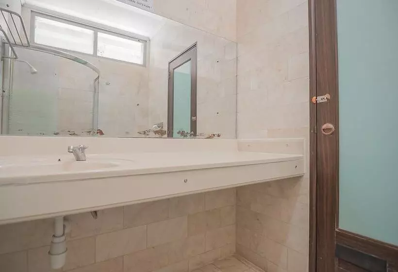 Hotelli Reddoorz @ Jalan R.e. Martadinata Sukabumi